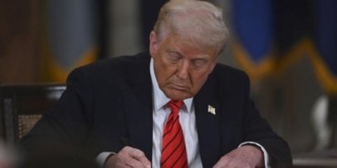 Trump ve Starmer el sıkıştı, dev ticaret anlaşması resmen yürürlükte 10 trump-ve-starmer-el-sikisti-dev-ticaret-anlasmasi-resmen-yururlukte-JS7KFLhp.jpg