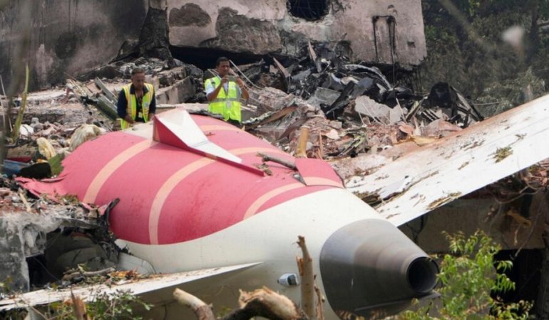 Air India Faciasında Şok Detay! Yakıt Kesilmiş, Pilotlar Birbirini Suçlamış 6 air-india-faciasinda-sok-detay-yakit-kesilmis-pilotlar-birbirini-suclamis-DLDTOexQ.jpg