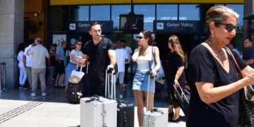 Allan Hakko ve Oyuncu Pelin Uluksar'ın Bodrum Tatili Objektiflere Yansıdı 14 allan-hakko-ve-oyuncu-pelin-uluksarin-bodrum-tatili-objektiflere-yansidi-edmFsfYY.jpg