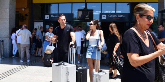 Allan Hakko ve Oyuncu Pelin Uluksar’ın Bodrum Tatili Objektiflere Yansıdı