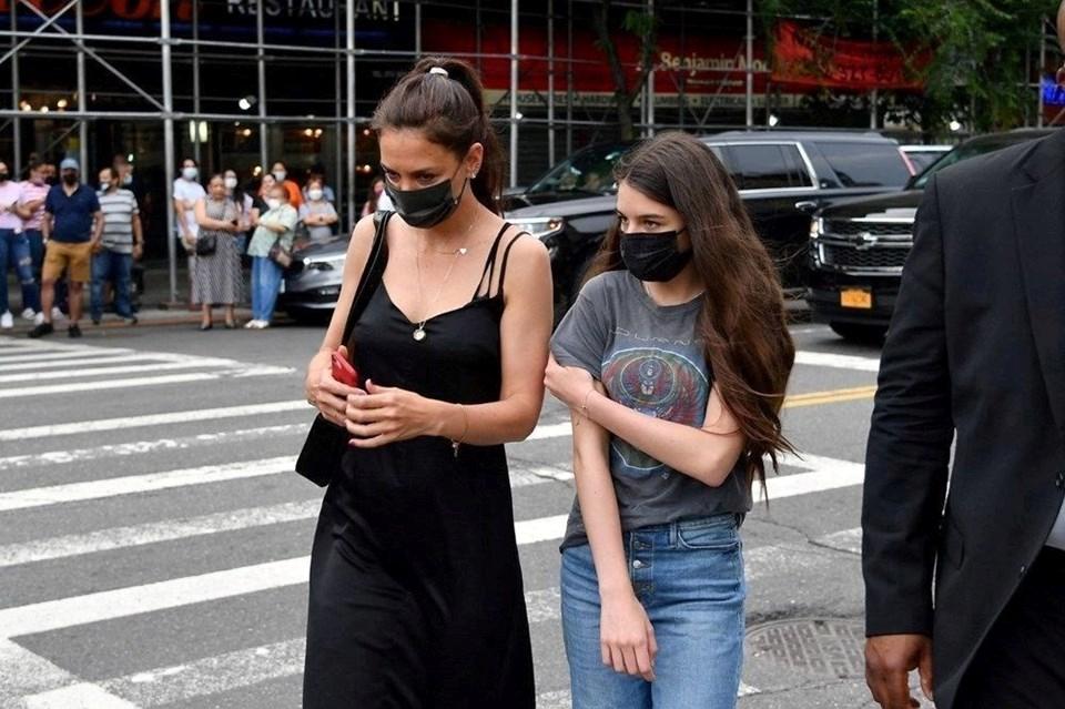 Amerikalı Oyuncu Katie Holmes'tan Eski Eşi Tom Cruise Hakkında Sürpriz Beğeni 1 Hollywood'un Ünlü Çifti Arasındaki Gizemli Bağlantı