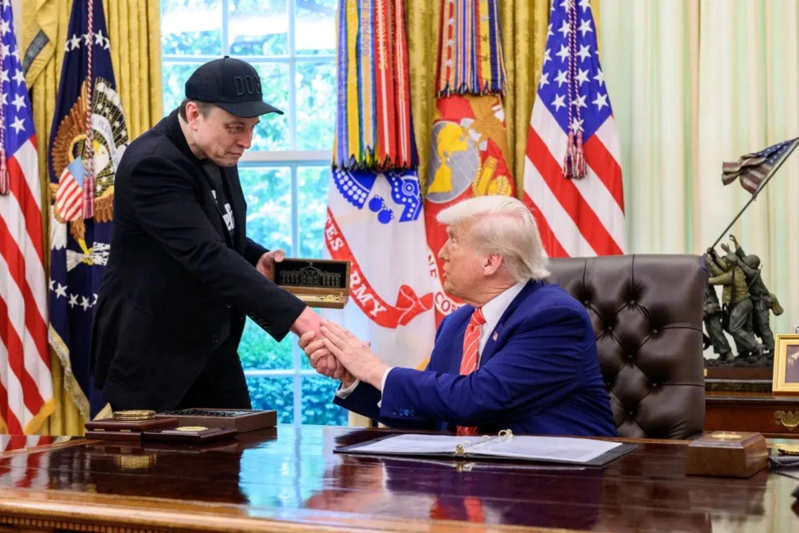 Aradığınız Musk'a Ulaşılamıyor! Trump’la Tartıştı, Numara Değiştirdi 2 Mike Johnson Konuşma
