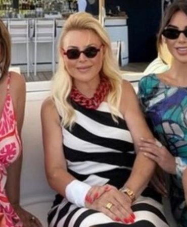 Demet Sabancı ve kızı yaz tatilinde objektiflere yansıdı! Bileğindeki sargı dikkat çekti 8 demet-sabanci-ve-kizi-yaz-tatilinde-objektiflere-yansidi-bilegindeki-sargi-dikkat-cekti-YNMakgKL.jpg