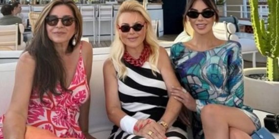 Demet Sabancı ve kızı yaz tatilinde objektiflere yansıdı! Bileğindeki sargı dikkat çekti