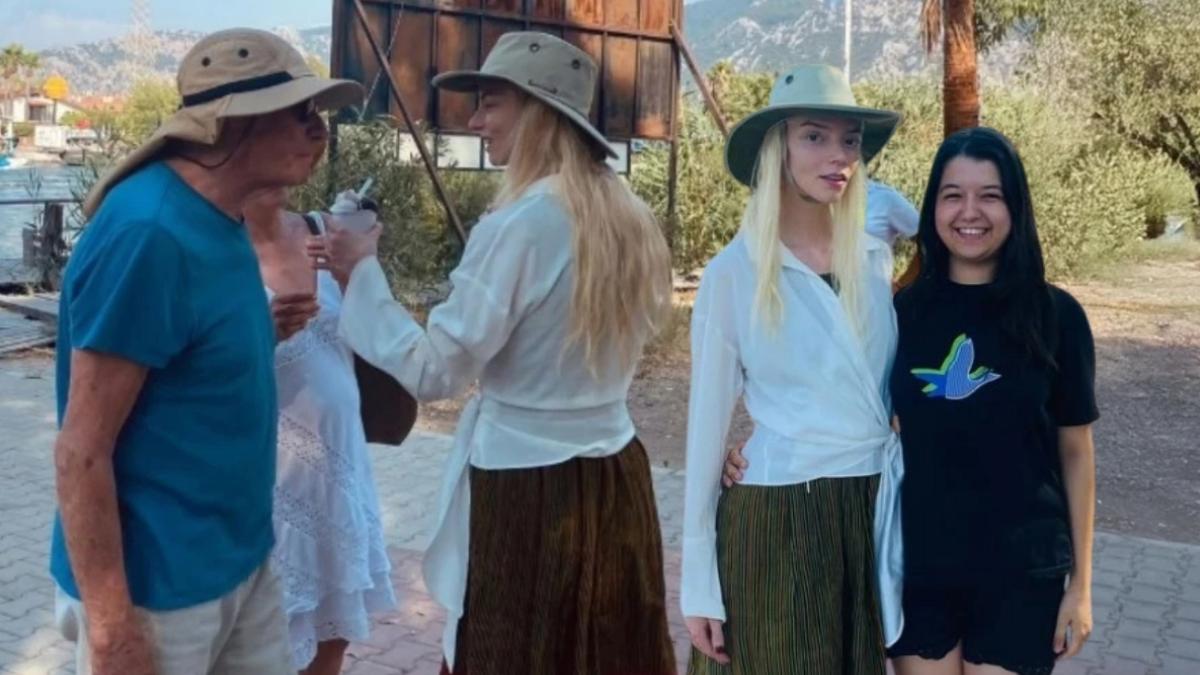 Hollywood yıldızı Türkiye’de! Anya Taylor-Joy Ortaca sokaklarında hayranlarıyla buluştu 2 hollywood-yildizi-turkiyede-anya-taylor-joy-ortaca-sokaklarinda-hayranlariyla-bulustu-BXKFDQtC.jpg
