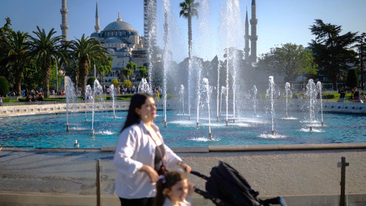 İstanbul Kavruluyor! Afrika Sıcakları 40 Dereceyi Aşıyor, AKOM'dan Kritik Uyarı 2 istanbul-kavruluyor-afrika-sicaklari-40-dereceyi-asiyor-akomdan-kritik-uyari-Q2e7wTzs.jpg