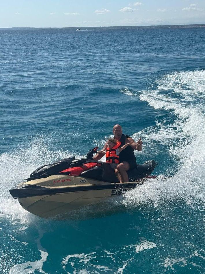 Jason Statham ailesiyle Türkiye'de mavi turda görüntülendi! Teknede keyif, denizde aksiyon 1 Jason Statham ailesiyle Türkiye'de mavi turda görüntülendi! Teknede keyif, denizde aksiyon