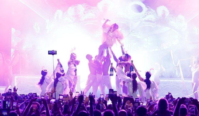 Jennifer Lopez Türkiye’de Sahneye Çıktı! Regnum’daki Konserde Ünlüler Akın Etti 6 jennifer-lopez-turkiyede-sahneye-cikti-regnumdaki-konserde-unluler-akin-etti-JEKTJRUb.jpg