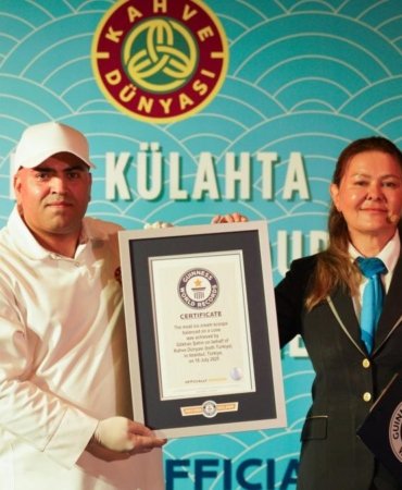 Kahve Dünyası Guinness Rekoru Kırdı! 132 Top Dondurma ile Dünyanın En Tatlı Başarısı 3 kahve-dunyasi-guinness-rekoru-kirdi-132-top-dondurma-ile-dunyanin-en-tatli-basarisi-8xFTcccB.jpg