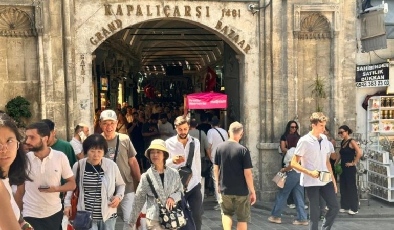 Kapalıçarşı turist rekoru kırdı! İlk 6 ayda 5 milyon ziyaretçiyle tarih yazdı 1 kapalicarsi-turist-rekoru-kirdi-ilk-6-ayda-5-milyon-ziyaretciyle-tarih-yazdi-iiSEbyAq.jpg