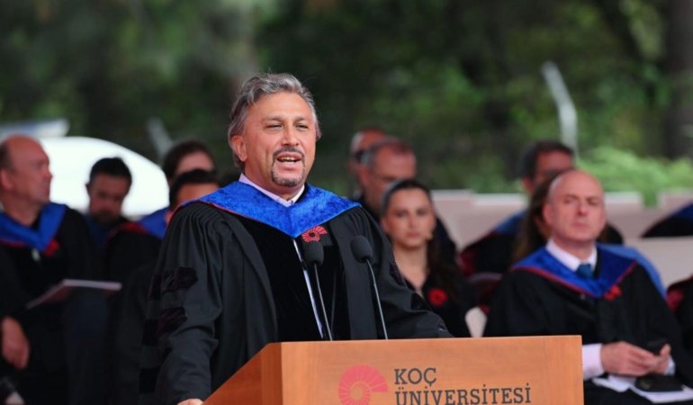 Koç Üniversitesi Mezuniyet Töreniyle Umut Dağıttı: “Bilgiyle, Cesaretle ve Umutla Yeni Bir Yolculuk Başlıyor” 1 koc-universitesi-mezuniyet-toreniyle-umut-dagitti-bilgiyle-cesaretle-ve-umutla-yeni-bir-yolculuk-basliyor-3tuMAmCE.jpg
