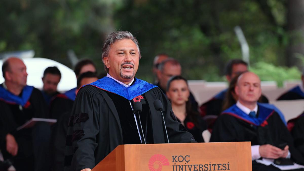 Koç Üniversitesi Mezuniyet Töreniyle Umut Dağıttı: “Bilgiyle, Cesaretle ve Umutla Yeni Bir Yolculuk Başlıyor” 2 koc-universitesi-mezuniyet-toreniyle-umut-dagitti-bilgiyle-cesaretle-ve-umutla-yeni-bir-yolculuk-basliyor-3tuMAmCE.jpg