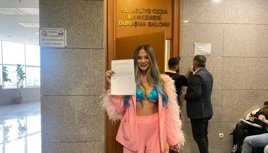 Müstehcenlik davasıyla gündeme gelen Merve Taşkın'dan türbe ziyareti paylaşımı 1 Müstehcenlik davasıyla gündeme gelen Merve Taşkın'dan türbe ziyareti paylaşımı