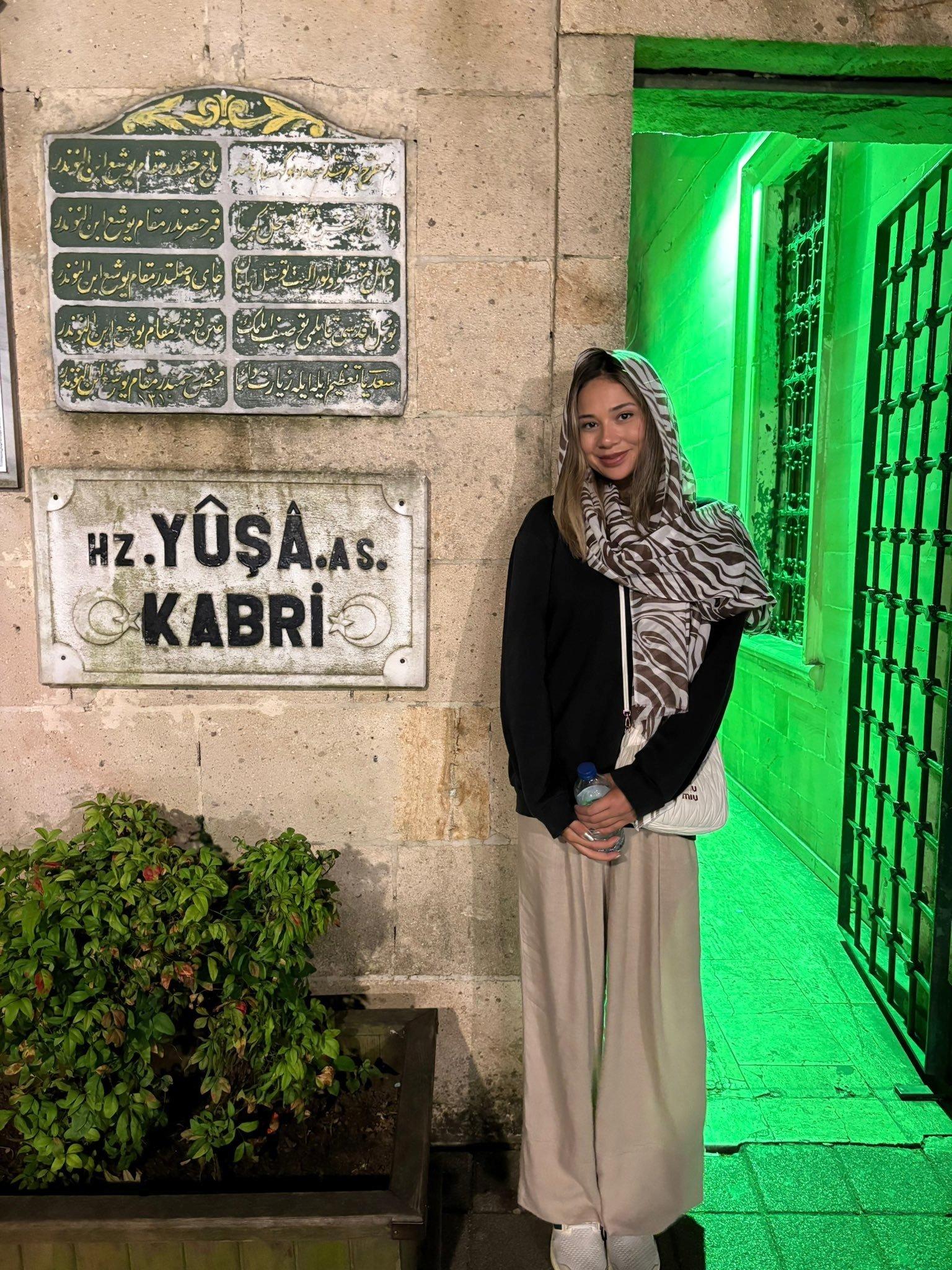 Müstehcenlik davasıyla gündeme gelen Merve Taşkın'dan türbe ziyareti paylaşımı 2 Müstehcenlik davasıyla gündeme gelen Merve Taşkın'dan türbe ziyareti paylaşımı