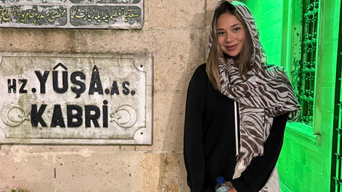 Müstehcenlik davasıyla gündeme gelen Merve Taşkın'dan türbe ziyareti paylaşımı 4 mustehcenlik-davasiyla-gundeme-gelen-merve-taskindan-turbe-ziyareti-paylasimi-WRqBUmVX.jpg