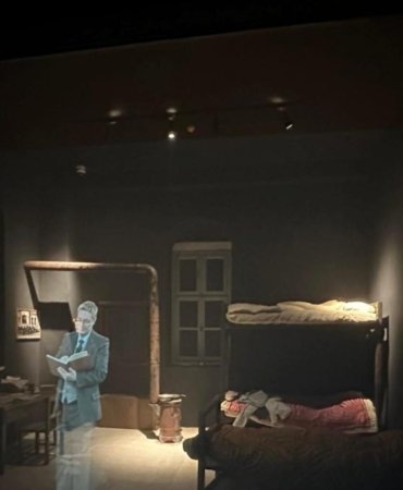 Sabahattin Ali’nin Hücresine Dijital Yolculuk! Sinop Cezaevi'ndeki Hologram Ziyaretçileri Büyülüyor 5 sabahattin-alinin-hucresine-dijital-yolculuk-sinop-cezaevindeki-hologram-ziyaretcileri-buyuluyor-XgRTOJDR.jpg