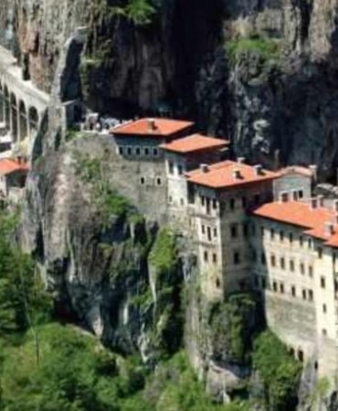 Sümela Manastırı’na Ziyaretçi Akını Devam Ediyor 8 sumela-manastirina-ziyaretci-akini-devam-ediyor-TyCpnhp6.jpg
