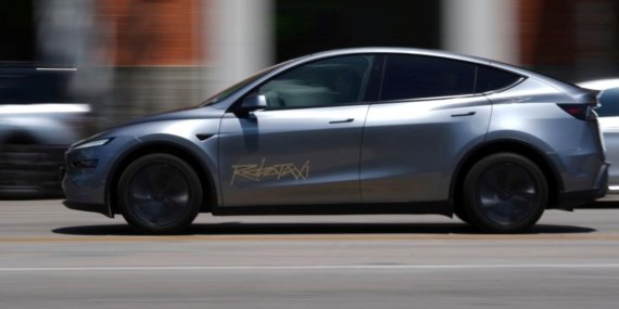 Tesla’nın Robotaksi insanlı hizmet sunacak