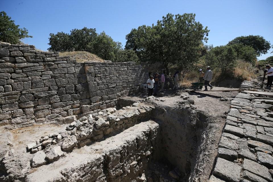 Troya Antik Kenti'nde Kazı Çalışmaları ve Arkeolojik Bulgular 1 Troya Antik Kenti'nde Tarihsel Kazı Çalışmaları ve Güncel Gelişmeler