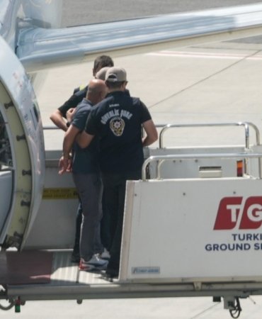 Yurt Dışından Döner Dönmez Gözaltına Alındı! LeMan Yazı İşleri Müdürü Tutuklama Talebiyle Sevk Edildi 9 yurt-disindan-doner-donmez-gozaltina-alindi-leman-yazi-isleri-muduru-tutuklama-talebiyle-sevk-edildi-Epu3nWps.jpg