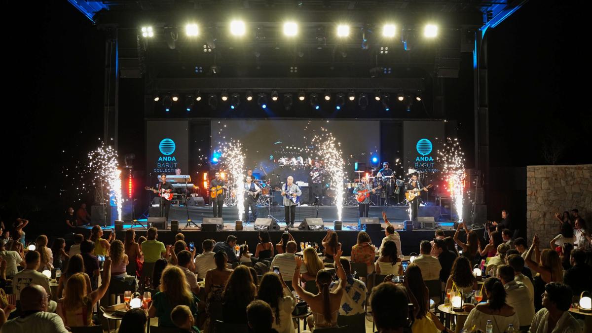 Anda Barut Collection’da müzik dolu yaz! ASH ve Gipsy Kings by André Reyes sahne aldı 2 anda-barut-collectionda-muzik-dolu-yaz-ash-ve-gipsy-kings-by-andr-reyes-sahne-Tduji115.jpg