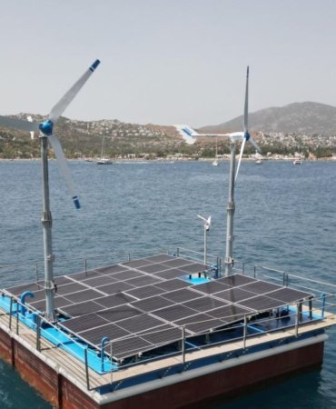 Bodrum Belediyesi Deniz Suyunu Güneş ve Rüzgar Enerjisiyle Arıtarak Tarihi Bir İlke İmza Attı 8 bodrum-belediyesi-deniz-suyunu-gunes-ve-ruzgar-enerjisiyle-aritarak-tarihi-bir-ilke-imza-atti-VP293rpv.jpg