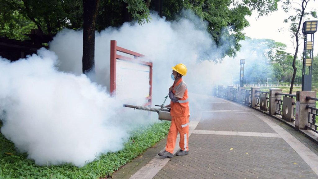Bir temizlik görevlisi, 3 Ağustos 2025'te Çin'in Guangdong Eyaleti, Dongguan'da Chikungunya hastalığının yayılmasını önlemek için böcek ilacı sıkıyor.