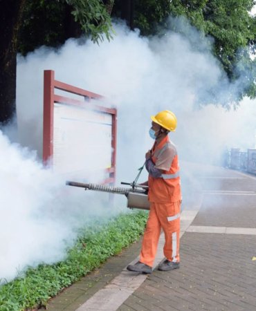 Bir temizlik görevlisi, 3 Ağustos 2025'te Çin'in Guangdong Eyaleti, Dongguan'da Chikungunya hastalığının yayılmasını önlemek için böcek ilacı sıkıyor.