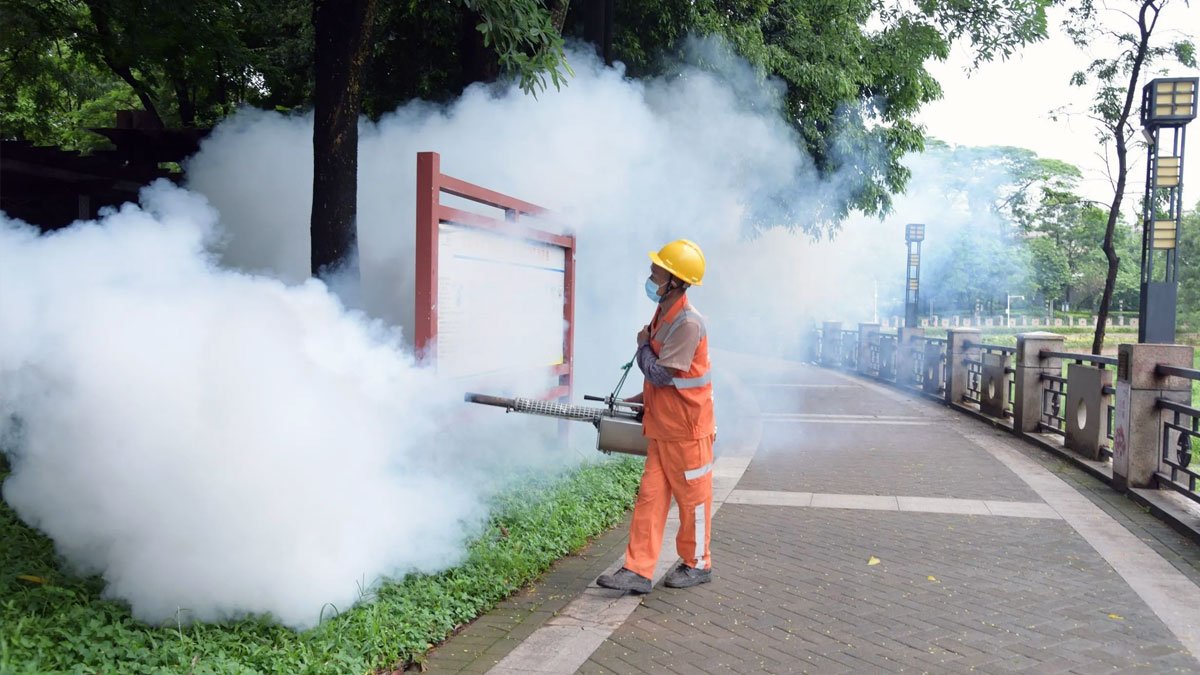 Çin’de Yeni Virüs Alarmı! Chikungunya 13 Şehre Yayıldı 2 Bir temizlik görevlisi, 3 Ağustos 2025'te Çin'in Guangdong Eyaleti, Dongguan'da Chikungunya hastalığının yayılmasını önlemek için böcek ilacı sıkıyor.