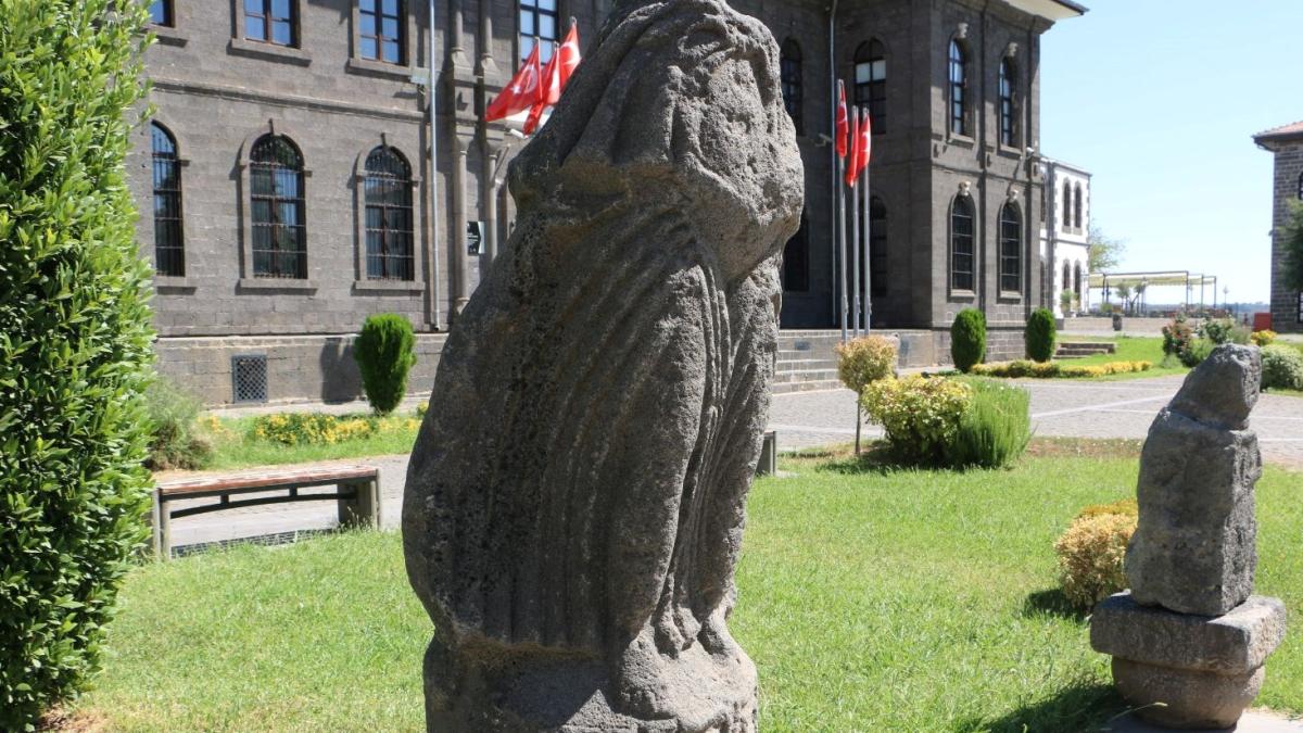 Diyarbakır Müzesi’nde 3 kıymetli eser ilk kez kalıcı olarak sergilendi 2 diyarbakir-muzesinde-3-kiymetli-eser-ilk-kez-kalici-olarak-sergilendi-S4zyPAwR.jpg