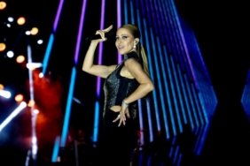 Erzurum'da Ünlü Yüz: Derya Uluğ, Açık Hava Konserinde Siyaset ve İnsanlık Mesajını Birleştirdi 2 erzurumda-unlu-yuz-derya-ulug-acik-hava-konserinde-siyaset-ve-insanlik-mesajini-birlestirdi-pibJbYZS.jpg