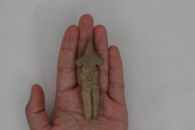 İzmir'deki 8.850 Yıllık Höyükte Şaşırtan Keşif! Neolitik Döneme Ait Eşsiz Tilki Postlu Figür Bulundu 2 izmirdeki-8850-yillik-hoyukte-sasirtan-kesif-neolitik-doneme-ait-essiz-tilki-postlu-figur-bulundu-9liaUgrq.jpg