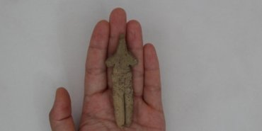 İzmir'deki 8.850 Yıllık Höyükte Şaşırtan Keşif! Neolitik Döneme Ait Eşsiz Tilki Postlu Figür Bulundu 12 izmirdeki-8850-yillik-hoyukte-sasirtan-kesif-neolitik-doneme-ait-essiz-tilki-postlu-figur-bulundu-9liaUgrq.jpg