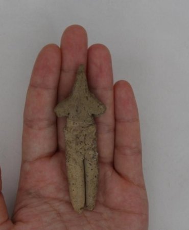 izmirdeki-8850-yillik-hoyukte-sasirtan-kesif-neolitik-doneme-ait-essiz-tilki-postlu-figur-bulundu-9liaUgrq.jpg