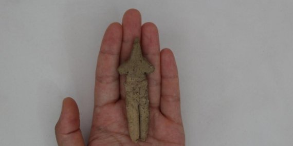 İzmir’deki 8.850 Yıllık Höyükte Şaşırtan Keşif! Neolitik Döneme Ait Eşsiz Tilki Postlu Figür Bulundu