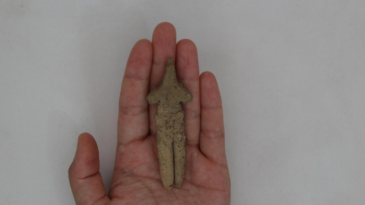 İzmir'deki 8.850 Yıllık Höyükte Şaşırtan Keşif! Neolitik Döneme Ait Eşsiz Tilki Postlu Figür Bulundu 2 izmirdeki-8850-yillik-hoyukte-sasirtan-kesif-neolitik-doneme-ait-essiz-tilki-postlu-figur-bulundu-9liaUgrq.jpg
