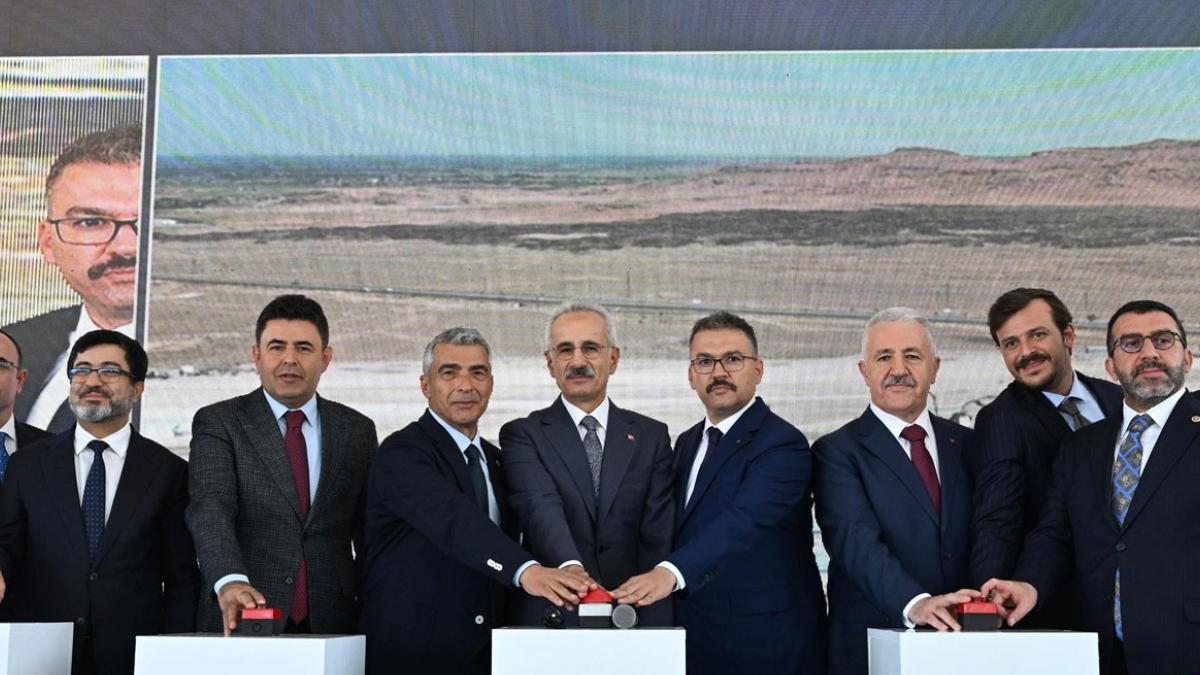 Kars–Iğdır–Aralık–Dilucu demiryolu Asya ile Avrupa arasında ticareti hızlandıracak 2 karsigdiraralikdilucu-demiryolu-asya-ile-avrupa-arasinda-ticareti-hizlandiracak-DLJZNur6.jpg