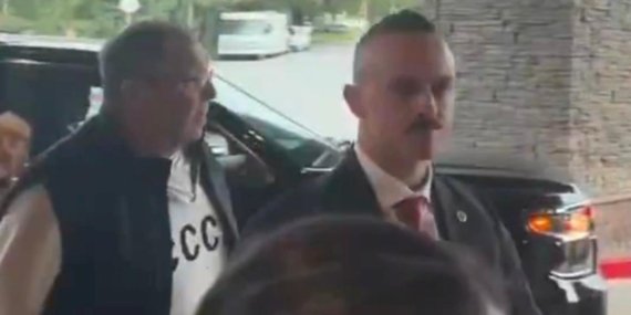 Lavrov’un SSCB tişörtüyle dikkat çektiği zirve öncesi Rus heyeti Alaska’ya ulaştı