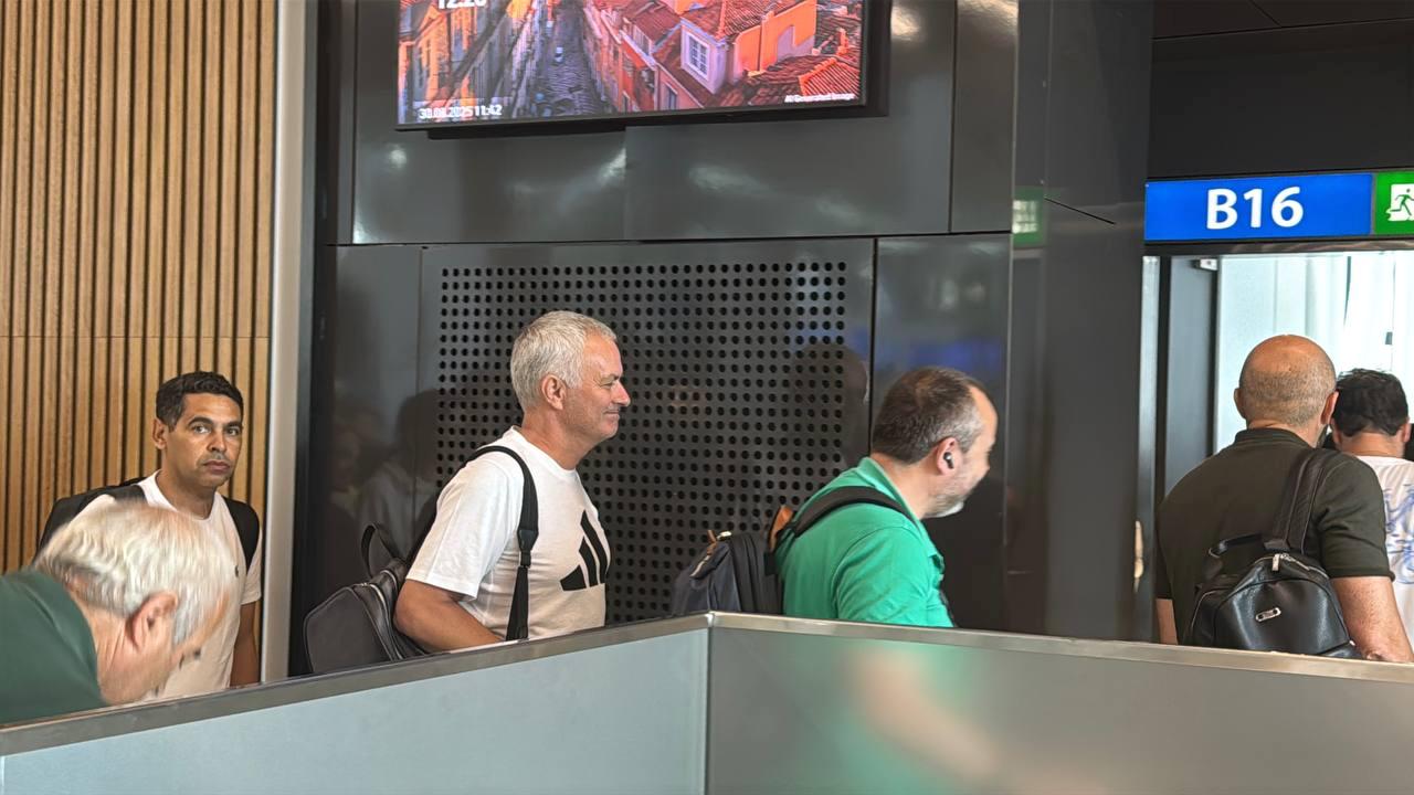 Mourinho İstanbul'a Yalnız Veda Etti! Ünlü Teknik Direktörün Moralsiz Hali Dikkat Çekti 4 Mourinho İstanbul'a Yalnız Veda Etti! Ünlü Teknik Direktörün Moralsiz Hali Dikkat Çekti