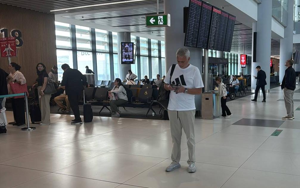 Mourinho İstanbul'a Yalnız Veda Etti! Ünlü Teknik Direktörün Moralsiz Hali Dikkat Çekti 5 Mourinho İstanbul'a Yalnız Veda Etti! Ünlü Teknik Direktörün Moralsiz Hali Dikkat Çekti