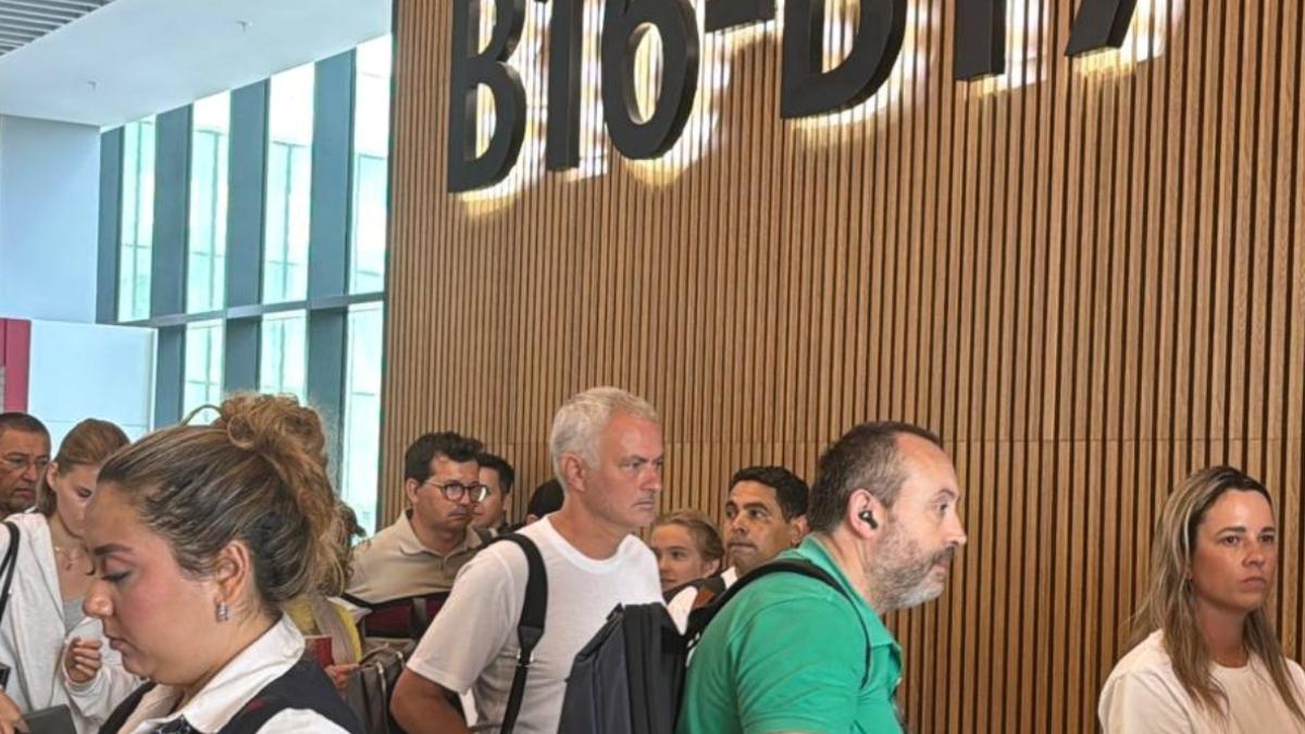 mourinho-istanbula-yalniz-veda-etti-unlu-teknik-direktorun-moralsiz-hali-dikkat-cekti-BkyGOZ37.jpg