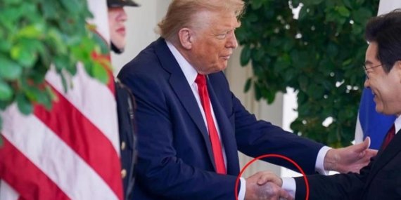 Trump’ın Elindeki Gizemli Morluk Aydınlatıldı! Beyaz Saray Nedeni Açıkladı