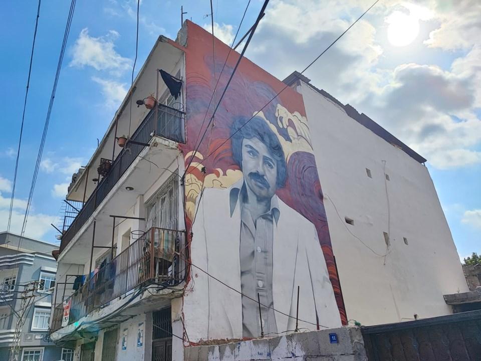 Adana’da İki Efsanenin İzinde: Müslüm Gürses ve Ferdi Tayfur’un Duvarlara Ölümsüzleşen Portreleri 1 Adana’da İki Efsanenin İzinde: Müslüm Gürses ve Ferdi Tayfur’un Duvarlara Ölümsüzleşen Portreleri