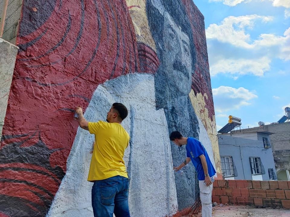 Adana’da İki Efsanenin İzinde: Müslüm Gürses ve Ferdi Tayfur’un Duvarlara Ölümsüzleşen Portreleri 2 Adana’da İki Efsanenin İzinde: Müslüm Gürses ve Ferdi Tayfur’un Duvarlara Ölümsüzleşen Portreleri