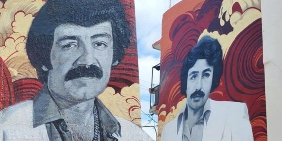 Adana’da İki Efsanenin İzinde: Müslüm Gürses ve Ferdi Tayfur’un Duvarlara Ölümsüzleşen Portreleri
