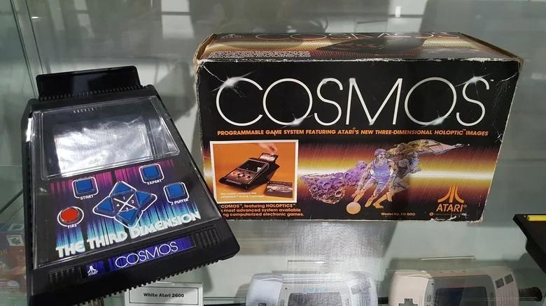 Atari’nin İptal Edilen Gizemli Projesi! Holografik Konsol Cosmos Neden Piyasaya Çıkamadı? 1 Atari’nin İptal Edilen Gizemli Projesi! Holografik Konsol Cosmos Neden Piyasaya Çıkamadı?