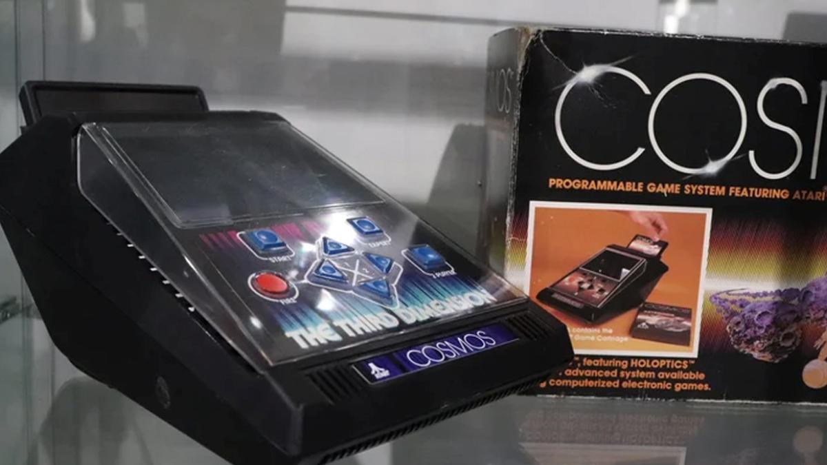 Atari’nin İptal Edilen Gizemli Projesi! Holografik Konsol Cosmos Neden Piyasaya Çıkamadı? 3 atarinin-iptal-edilen-gizemli-projesi-holografik-konsol-cosmos-neden-piyasaya-cikamadi-ZECZkWTG.jpg