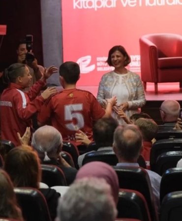 Eskişehir’in Ruhunu Şiir ve Futbol Buluşturdu 4 eskisehirin-ruhunu-siir-ve-futbol-bulusturdu-sTDEG8cZ.jpg