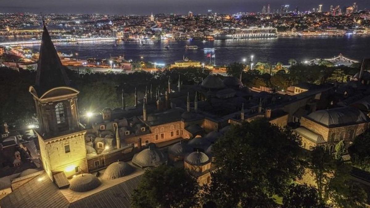 Gecenin Işığında Topkapı: Gece Turlarıyla Keşfedilen Osmanlı Havası ve Tarih Dolu Anlar 3 gecenin-isiginda-topkapi-gece-turlariyla-kesfedilen-osmanli-havasi-ve-tarih-dolu-anlar-72mU8ePj.jpg