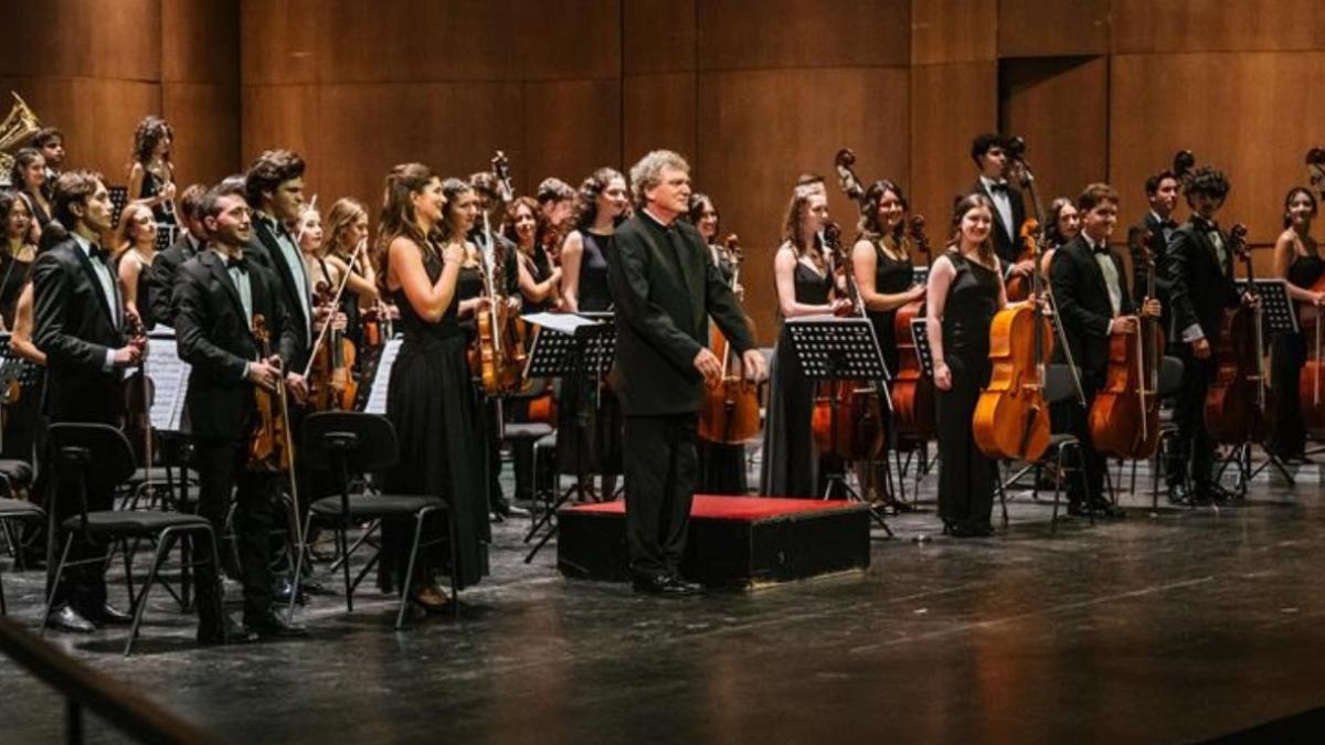 Genç Yetenekler Avrupa'yı Fethetti! Türk Gençlik Filarmoni Orkestrası Ayakta Alkışlandı 2 genc-yetenekler-avrupayi-fethetti-turk-genclik-filarmoni-orkestrasi-ayakta-alkislandi-leXgp67M.jpg